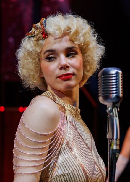 В джазе только девушки